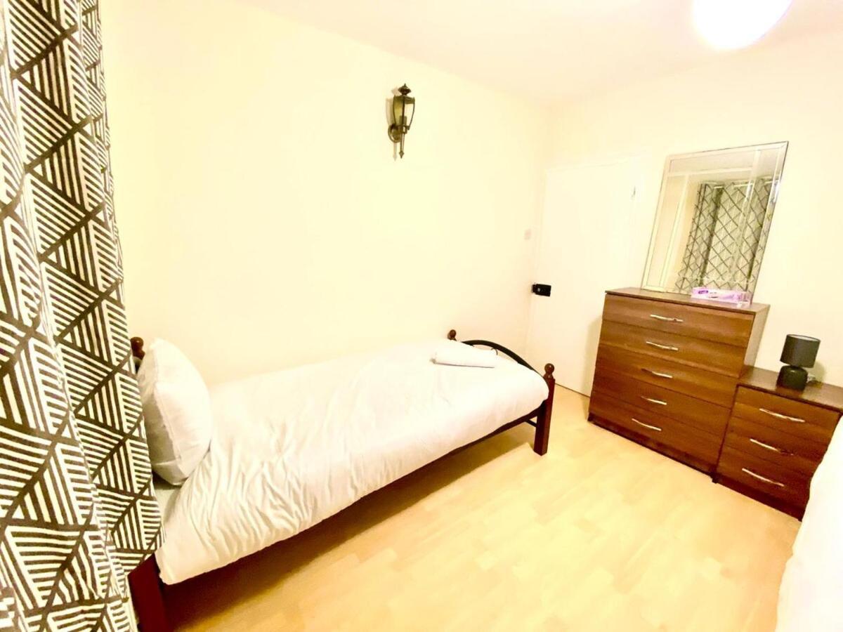 Lovely Ground Floor 2 Bedroom House Ealing Hébergement de vacances Londres